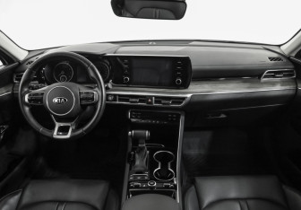 Подержанный автомобиль Kia K5 2021 года (10 фото)