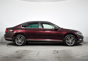 Подержанный автомобиль Volkswagen Passat Sedan 2017 года (4 фото)