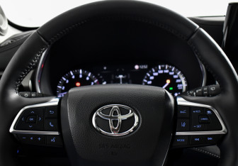 Подержанный автомобиль Toyota Highlander 2021 года (17 фото)