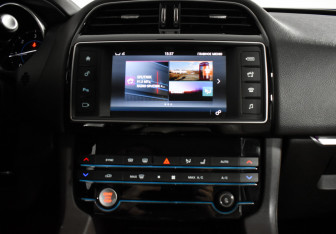 Подержанный автомобиль Jaguar F-Pace 2016 года (17 фото)