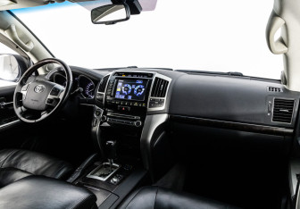 Подержанный автомобиль Toyota Land Cruiser Suv 2012 года (10 фото)