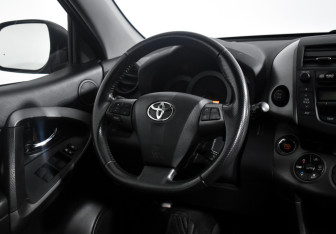 Подержанный автомобиль Toyota RAV4 2011 года (16 фото)