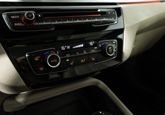 Подержанный автомобиль BMW X1 2018 года (19 фото)