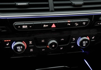 Подержанный автомобиль Audi Q7 2015 года (21 фото)