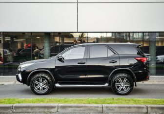 Подержанный автомобиль Toyota Fortuner 2019 года (9 фото)