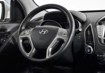 Подержанный автомобиль Hyundai ix35 2012 года (15 фото)