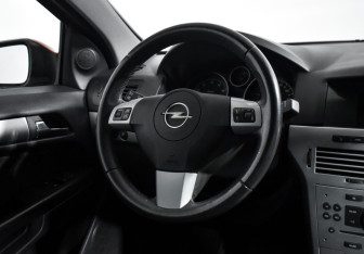 Подержанный автомобиль Opel Astra Hatchback 2010 года (15 фото)