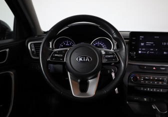 Подержанный автомобиль Kia Ceed Hatchback 2021 года (10 фото)