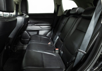 Подержанный автомобиль Mitsubishi Outlander 2013 года (10 фото)