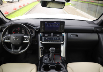 Подержанный автомобиль Toyota Land Cruiser Suv 2021 года (11 фото)
