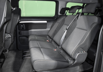 Подержанный автомобиль Peugeot Traveller 2018 года (12 фото)