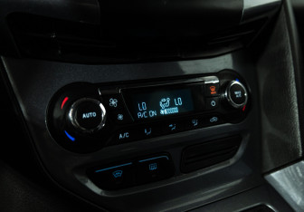 Подержанный автомобиль Ford Focus Hatchback 2014 года (15 фото)