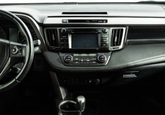 Подержанный автомобиль Toyota RAV4 2016 года (14 фото)