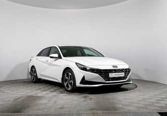 Подержанный автомобиль Hyundai Elantra Sedan 2022 года (3 фото)