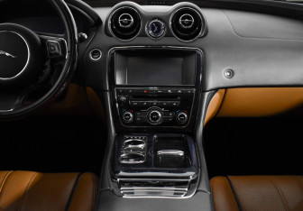 Подержанный автомобиль Jaguar XJ 2011 года (19 фото)