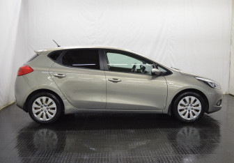 Подержанный автомобиль Kia Ceed Hatchback 2015 года (4 фото)
