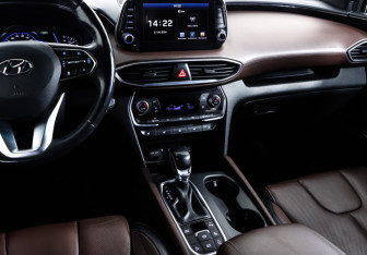 Подержанный автомобиль Hyundai Santa Fe 2018 года (15 фото)