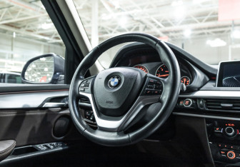 Подержанный автомобиль BMW X5 2015 года (21 фото)