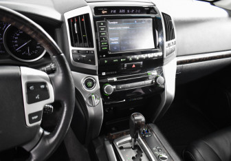 Подержанный автомобиль Toyota Land Cruiser Suv 2013 года (20 фото)
