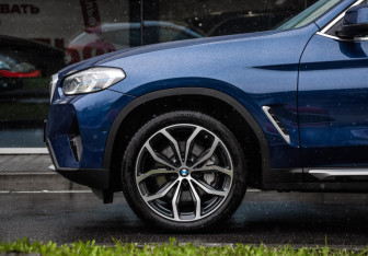 Подержанный автомобиль BMW X3 2021 года (10 фото)