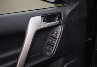 Подержанный автомобиль Toyota Land Cruiser Prado 2018 года (26 фото)