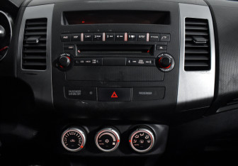Подержанный автомобиль Mitsubishi Outlander 2008 года (16 фото)