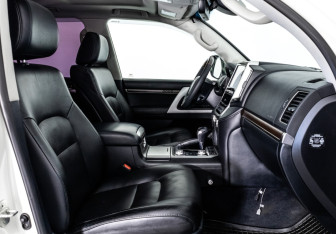 Подержанный автомобиль Toyota Land Cruiser Suv 2016 года (25 фото)