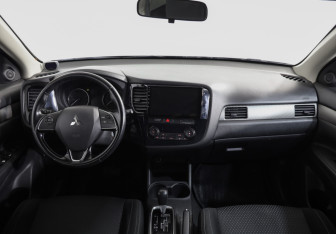 Подержанный автомобиль Mitsubishi Outlander 2016 года (10 фото)