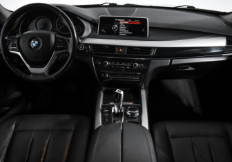 Подержанный автомобиль BMW X5 2015 года (14 фото)