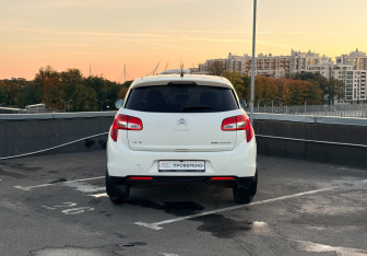 Подержанный автомобиль Citroen C4 Aircross 2012 года (6 фото)