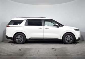 Подержанный автомобиль Kia Carnival 2021 года (4 фото)