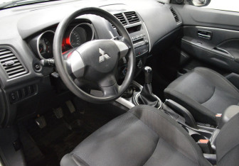 Подержанный автомобиль Mitsubishi ASX 2010 года (10 фото)