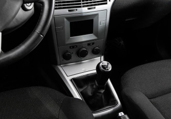 Подержанный автомобиль Opel Astra Sedan 2011 года (14 фото)