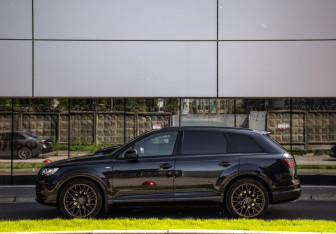Подержанный автомобиль Audi Q7 2015 года (9 фото)