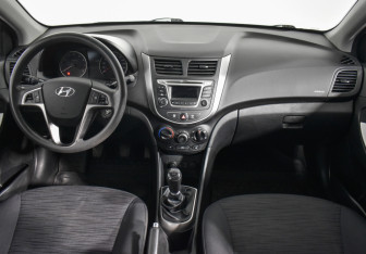 Подержанный автомобиль Hyundai Solaris Hatchback 2015 года (13 фото)