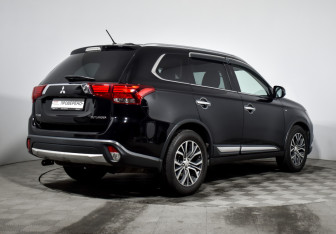 Подержанный автомобиль Mitsubishi Outlander 2015 года (5 фото)