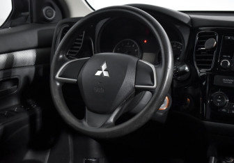 Подержанный автомобиль Mitsubishi Outlander 2014 года (14 фото)