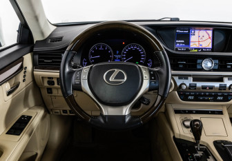 Подержанный автомобиль Lexus ES 2013 года (11 фото)