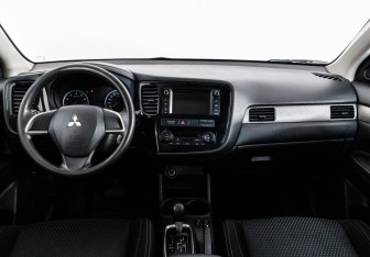 Подержанный автомобиль Mitsubishi Outlander 2016 года (10 фото)