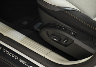 Подержанный автомобиль Volvo V40 Cross Country 2014 года (18 фото)