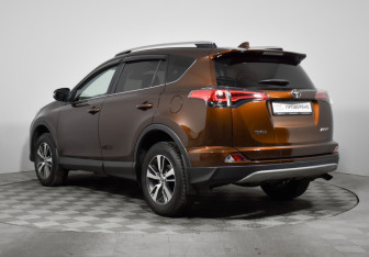 Подержанный автомобиль Toyota RAV4 2017 года (7 фото)