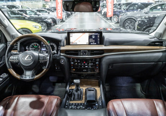 Подержанный автомобиль Lexus LX 2016 года (14 фото)