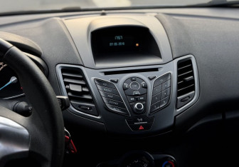Подержанный автомобиль Ford Fiesta Sedan 2015 года (14 фото)