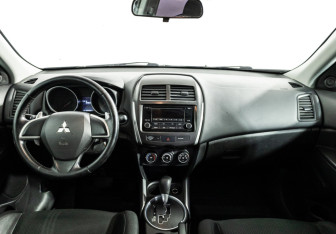Подержанный автомобиль Mitsubishi ASX 2013 года (13 фото)