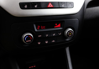 Подержанный автомобиль Kia Venga 2016 года (14 фото)