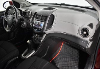 Подержанный автомобиль Chevrolet Aveo Hatchback 2013 года (12 фото)