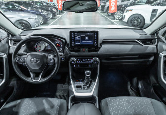 Подержанный автомобиль Toyota RAV4 2021 года (19 фото)