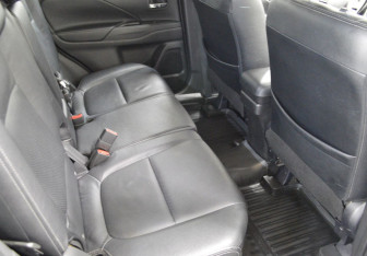 Подержанный автомобиль Mitsubishi Outlander 2015 года (13 фото)