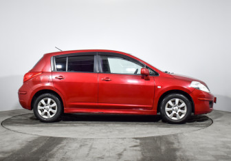 Подержанный автомобиль Nissan Tiida Hatchback 2011 года (4 фото)