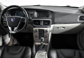 Подержанный автомобиль Volvo V40 Cross Country 2016 года (15 фото)